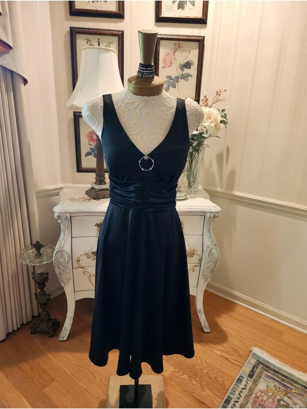 Madison Leigh Little Black Dress Size 6 Sleeveless V Neck Cocktail Party Classic